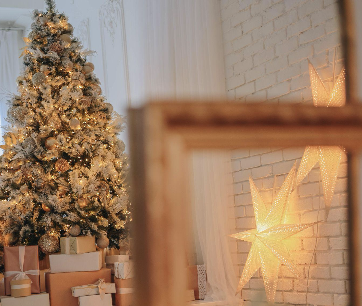 Adorn Your Home with a Green Artificial Christmas Tree